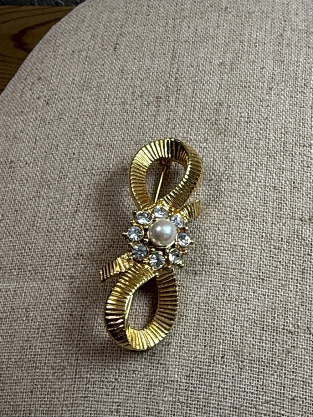 Fashion Jewelry Gold Ribbon Bow Brooch with Pearl and Clear Crystals
